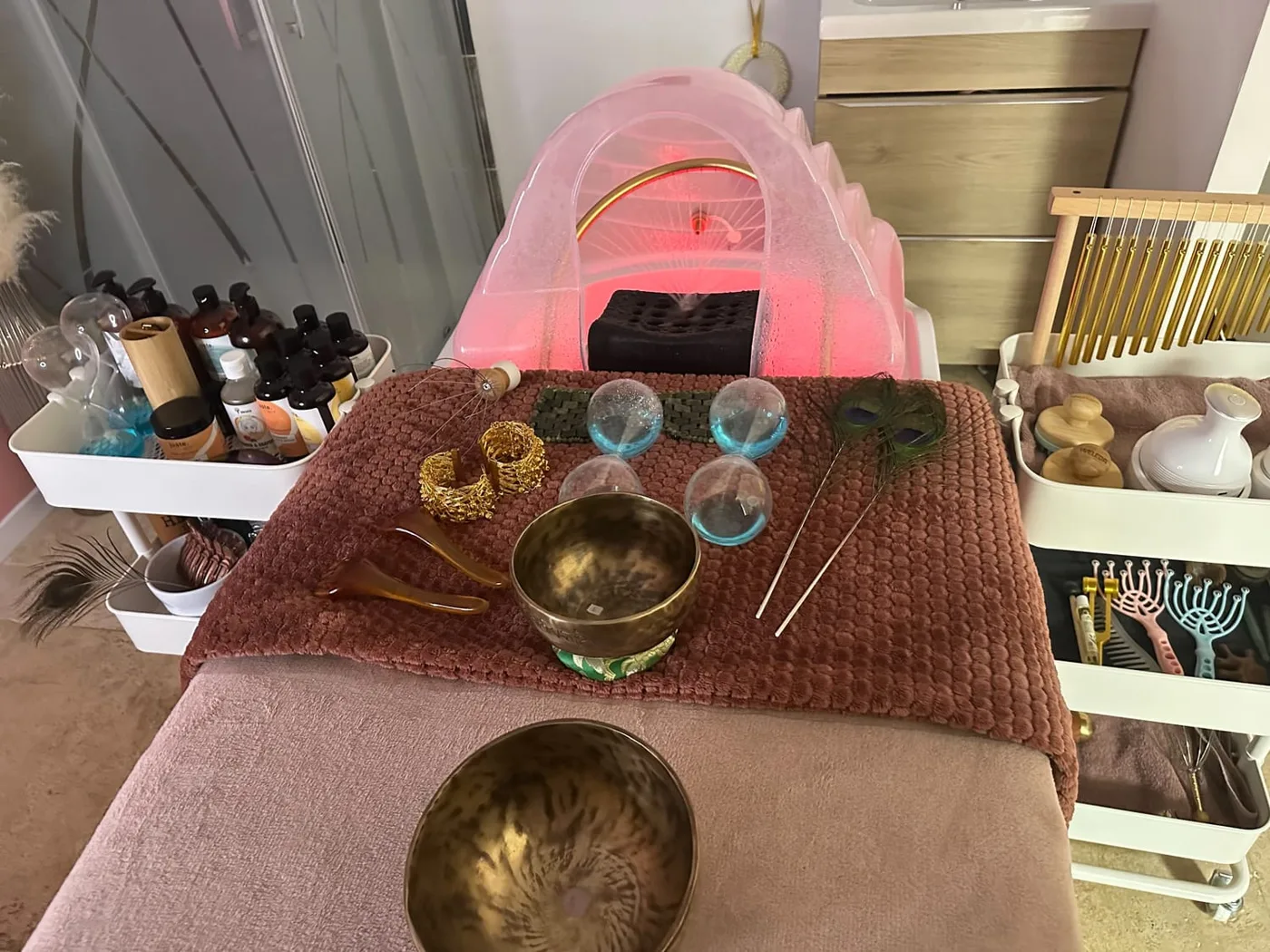 La table de massage et les bols tibétains de Montanan à l’institut