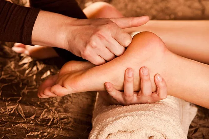 Massage thaïlandais des pieds, avec un travail précis des pressions